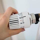 1. Mythos: Hauptsache Stromsparen  Tipps zum Stromsparen gibt es viele, dabei ist der Stromanteil im gesamten Energieverbrauch eines Haushalts gar nicht so hoch. Nur sechs Prozent sind es nämlich. Die Raumheizung dagegen macht satte 75 Prozent aus. Also: Wer sparen will, sollte lieber mal einen Pullover über- und die Hausschuhe anziehen und die Heizung runterdrehen, statt den Stecker zu ziehen. Schon ein Grad weniger in der Wohnung spart sechs Prozent Heizkosten.