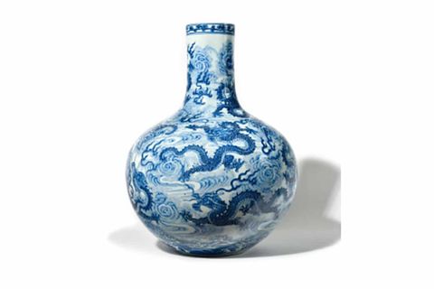 Blau-weiße mit Drachen und Wolken bemalte Vase