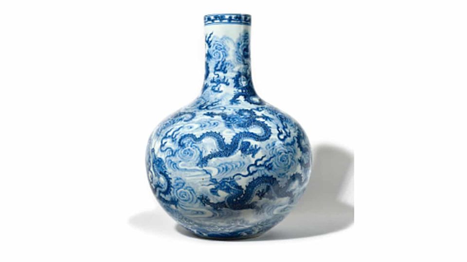 Blau-weiße mit Drachen und Wolken bemalte Vase