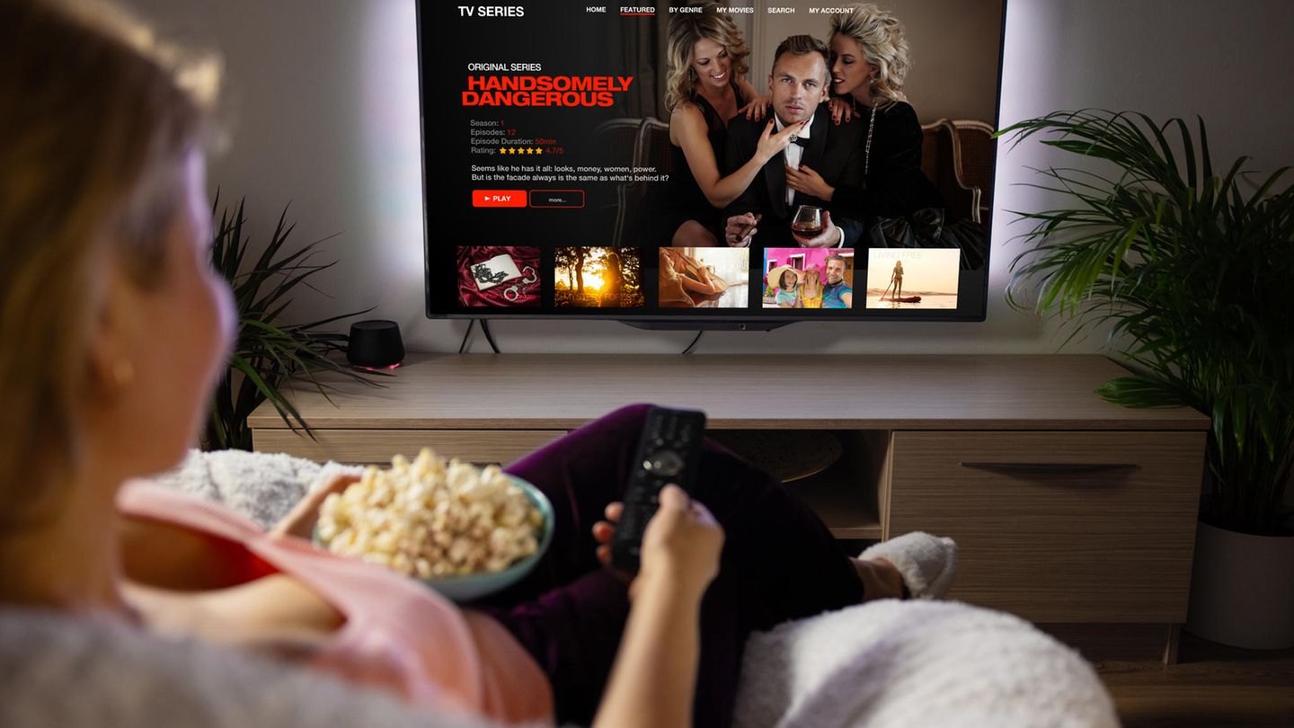10. Mythos: Flachbildfernseher sparen Strom  Stolz ersetzt man die alte Röhre mit einem riesigen LDC-TV und hat dabei auch noch das Gefühl, damit Strom zu sparen. Oft ist aber das Gegenteil der Fall: Fernseher werden immer riesiger – und die Größe macht den Unterschied beim Energiesparen. Verdoppelt sich die Bildschirmdiagonale, vervierfacht sich der Stromverbrauch. Leider ist Trend klar: Selbst in kleinen Wohnzimmern stehen immer größere Bildschirme.