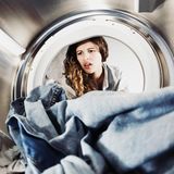 5. Mythos: Nur heiß macht sauber  Leider ein Mythos, der sich im europäischen Vergleich vor allem in Deutschland hält. Hierzulange gilt immer noch: nicht unter 40 Grad, besser 60. Ein teurer Trugschluss. Praktisch alle modernen Waschmittel namhafter Hersteller können Wäsche auch bei 30 und selbst 20 Grad sauber Waschen. Auch Fettflecke, Öle oder Schmutz bekommen sie weg.  Das Einsparpotenzial bei weniger heißen Waschgängen ist enorm. Wer bei 40 statt 60 Grad wäscht spart die Hälfte der Energie. Von 40 auf 30 Grad beträgt die Ersparnis immerhin noch 40 Prozent. Wie gut Kaltwaschen funktioniert, zeigen die Japaner. Im so auf Ordnung und Sauberkeit bedachtem Land wird traditionell kalt gewaschen.