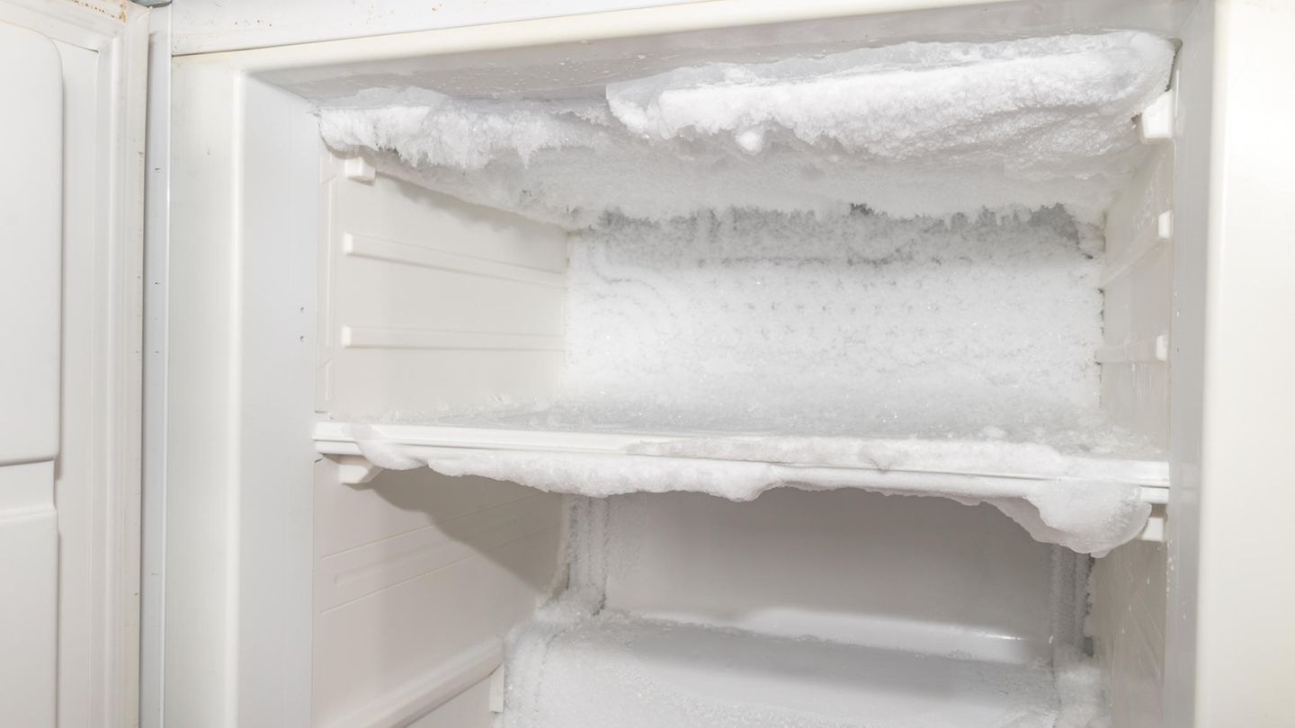 7. Mythos: Die dünne Eisschicht im Gefrierfach stört nicht  Auch das Tiefkühlfach sollte man nicht vergessen, wenn man Energie sparen will. Schon ein Zentimeter Eis um die Kühlstäbe lässt den Stromverbrauch um 50 Prozent steigen. Die typische Eisschicht entsteht aus der Feuchtigkeit, die die gelagerten Lebensmittel abgeben. Einige Hersteller bauen deshalb sogenannte "No-Frost-Techniken" in den Kühlschrank ein – die brauchen aber an sich schon wieder viel Strom.
