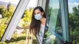 8. Mythos: Im Passivhaus niemals die Fenster öffnen  Passivhäuser sind Häuser, die so gut gedämmt sind, dass sie keine klassische Gebäudeheizung brauchen. Ab und zu die Fenster zu öffnen, ist in der Regel aber kein Problem – auch wenn die eingebaute Lüftung oft schon ausreicht. Einen Vorteil bietet sie außerdem für Heuschnupfen-Geplagte und fängt lästige Pollen im Filter ein.