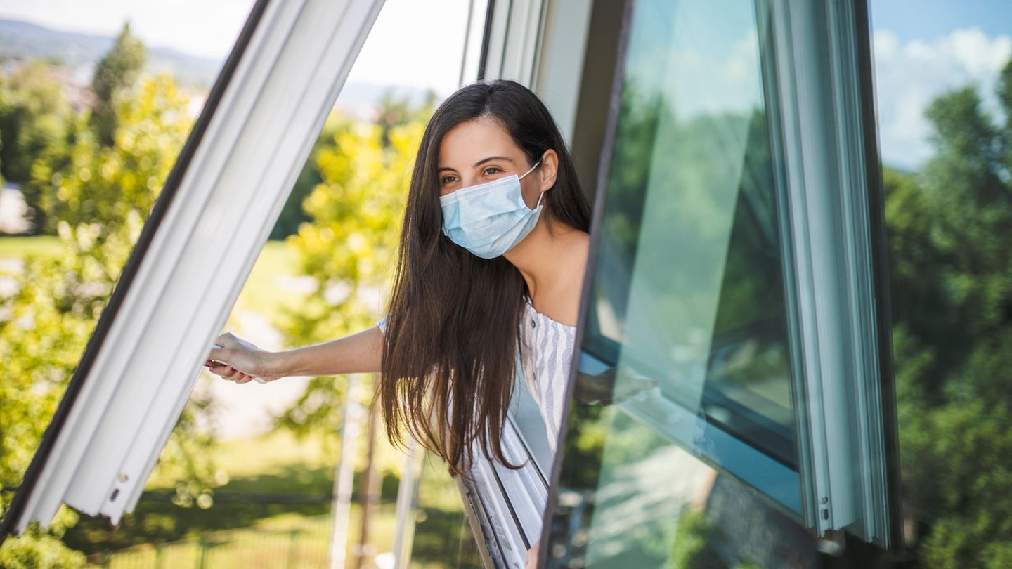 Strom, Wasser und Wärme: 8. Mythos: Im Passivhaus niemals die Fenster öffnen Passivhäuser sind Häuser, die so gut gedämmt sind, dass sie keine klassische Gebäudeheizung brauchen. Ab und zu die Fenster zu öffnen, ist in der Regel aber kein Problem – auch wenn die eingebaute Lüftung oft schon ausreicht. Einen Vorteil bietet sie außerdem für Heuschnupfen-Geplagte und fängt lästige Pollen im Filter ein. 8. Mythos: Im Passivhaus niemals die Fenster öffnen Passivhäuser sind Häuser, die so gut gedämmt sind, dass sie keine klassische Gebäudeheizung brauchen. Ab und zu die Fenster zu öffnen, ist in der Regel aber kein Problem – auch wenn die eingebaute Lüftung oft schon ausreicht. Einen Vorteil bietet sie außerdem für Heuschnupfen-Geplagte und fängt lästige Pollen im Filter ein.