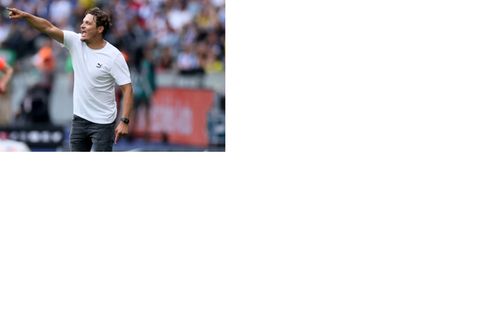 BVB-Cheftrainer Edin Terzic dirigiert von der Seitenlinie aus