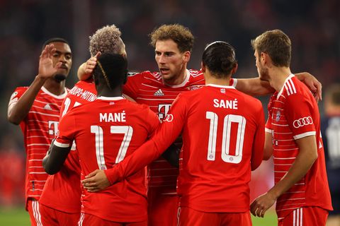 Leon Goretzka (Bildmitte) freut sich mit den Sportskameraden des FC Bayern