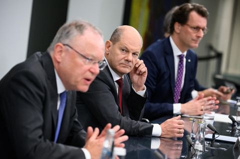 Stephan Weil (l.), Olaf Scholz (mitte) und Hendrik Wüst