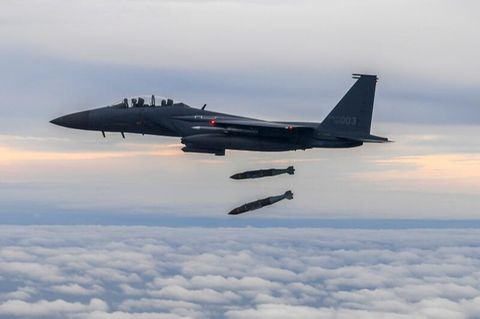 Südkoreas Militärflieger lässt zwei Bomben fallen
