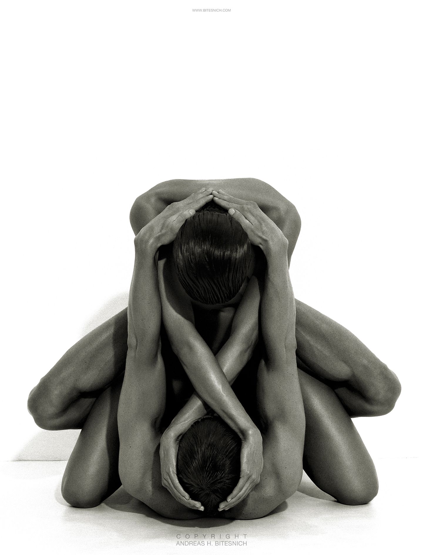Andreas H. Bitesnich lässt seine Models ineinander verschlungen posieren – und schafft so für den Betrachter eine völlig neue Perspektive. Zu seinen großen Vorbildern zählt der amerikanische Fotograf Irving Penn, den er für seine Vielseitigkeit bewundert.