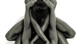 Andreas H. Bitesnich lässt seine Models ineinander verschlungen posieren – und schafft so für den Betrachter eine völlig neue Perspektive. Zu seinen großen Vorbildern zählt der amerikanische Fotograf Irving Penn, den er für seine Vielseitigkeit bewundert.