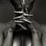 Andreas H. Bitesnich spielt mit Licht und Schatten und setzt so einzelne Körperteile in Szene wie bei dieser Aktaufnahme aus dem Jahr 1997. Eigentlich wollte der 58-Jährige Modefotograf werden. Doch dann arbeitete er zu Beginn seiner Karriere einige Male für den deutschen "Playboy" und es "entwickelte sich eine Eigendynamik. So wurde ich quasi da hingetrieben", erzählte er dem stern.