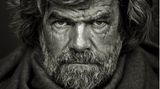 Der österreichische Fotograf Andreas H. Bitesnich gehört seit fast 35 Jahren zu den renommiertesten Vertretern seiner Branche. Eine Namen gemacht hat er sich vor allem mit Akt- und Porträtaufnahmen. Bergsteiger-Legende Reinhold Messner posierte 2009 vor der Kamera von Bitesnich. In der Münchner Galerie "Immagis" sind nun unter dem Titel "Selected Works 1991 – 2022" ausgewählte Arbeiten zu sehen.