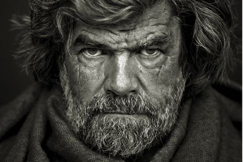 Der österreichische Fotograf Andreas H. Bitesnich gehört seit fast 35 Jahren zu den renommiertesten Vertretern seiner Branche. Eine Namen gemacht hat er sich vor allem mit Akt- und Porträtaufnahmen. Bergsteiger-Legende Reinhold Messner posierte 2009 vor der Kamera von Bitesnich. In der Münchner Galerie "Immagis" sind nun unter dem Titel "Selected Works 1991 – 2022" ausgewählte Arbeiten zu sehen.