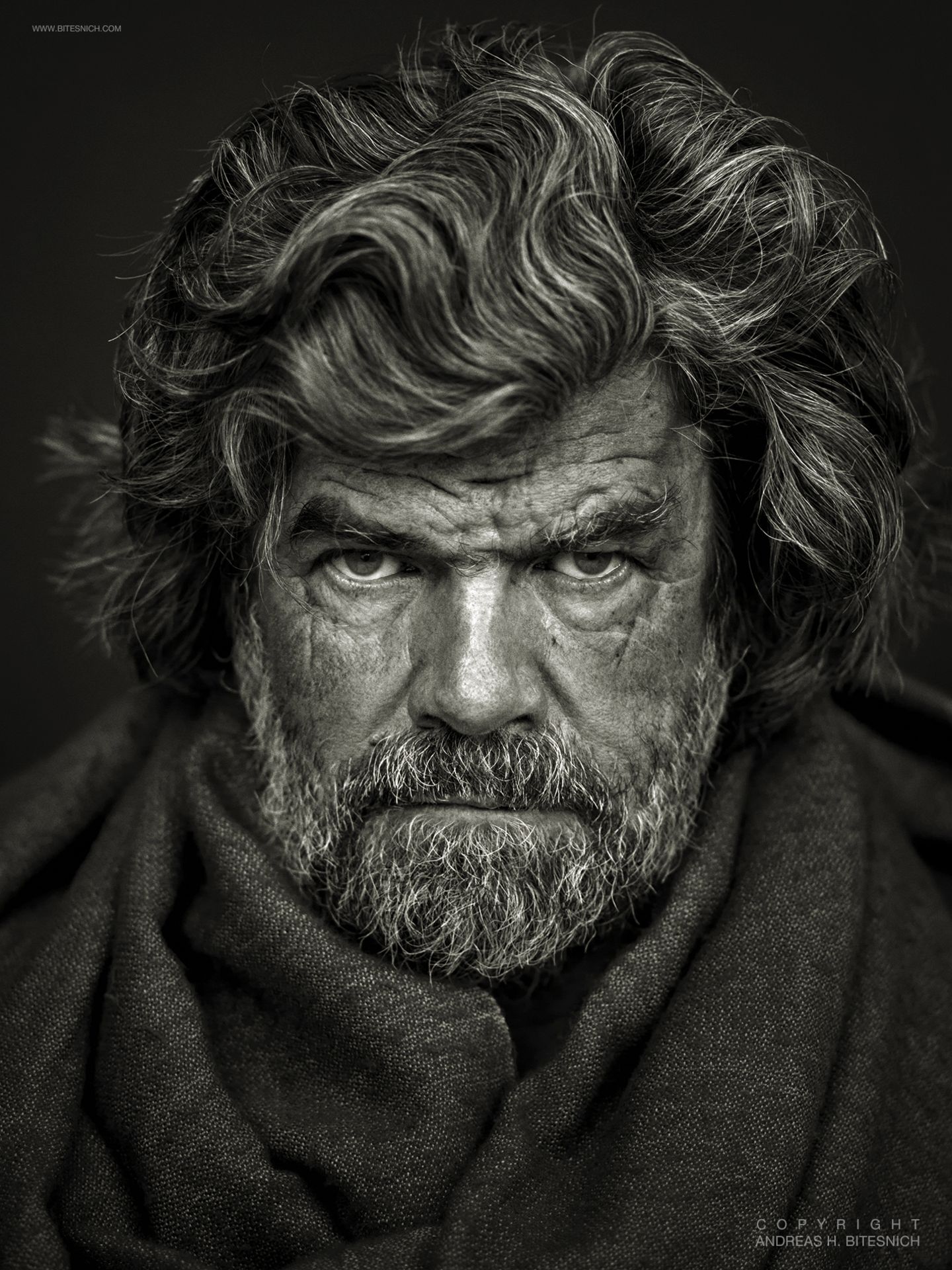 Der österreichische Fotograf Andreas H. Bitesnich gehört seit fast 35 Jahren zu den renommiertesten Vertretern seiner Branche. Eine Namen gemacht hat er sich vor allem mit Akt- und Porträtaufnahmen. Bergsteiger-Legende Reinhold Messner posierte 2009 vor der Kamera von Bitesnich. In der Münchner Galerie "Immagis" sind nun unter dem Titel "Selected Works 1991 – 2022" ausgewählte Arbeiten zu sehen.