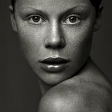 Viele Arbeiten von Andreas H. Bitesnich sind Schwarz-Weiß-Aufnahmen. Seine Porträt- und Aktaufnahmen entstehen bevorzugt im Studio. Parallel dazu arbeitet der gebürtige Wiener aber auch als Architektur- und Reisefotograf.