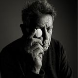US-Musiker und Komponist Philip Glass posierte 2012 vor der Kamera von Andreas H. Bitesnich. Der 85-Jährige erhielt im Laufe seiner Karriere drei Oscar-Nominierungen für seine Filmmusik: 2007 für "Tagebuch eines Skandals", 2003 für "The Hours" und 1998 für "Kundun".