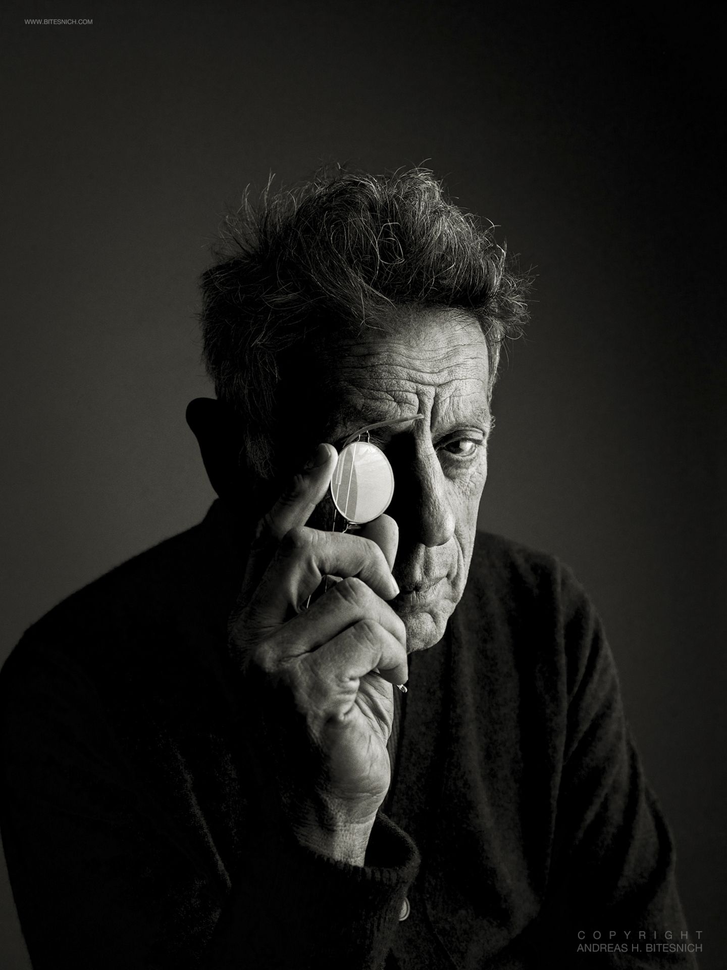 US-Musiker und Komponist Philip Glass posierte 2012 vor der Kamera von Andreas H. Bitesnich. Der 85-Jährige erhielt im Laufe seiner Karriere drei Oscar-Nominierungen für seine Filmmusik: 2007 für "Tagebuch eines Skandals", 2003 für "The Hours" und 1998 für "Kundun".