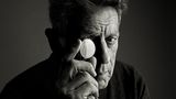 US-Musiker und Komponist Philip Glass posierte 2012 vor der Kamera von Andreas H. Bitesnich. Der 85-Jährige erhielt im Laufe seiner Karriere drei Oscar-Nominierungen für seine Filmmusik: 2007 für "Tagebuch eines Skandals", 2003 für "The Hours" und 1998 für "Kundun".