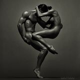 Bekannt geworden ist Bitesnich mit seinen skulpturalen Aktaufnahmen, bei denen er menschliche Körper wie geometrische Figuren inszeniert, hier eine Aufnahme aus dem Jahr 1995. 2002 wehrte er sich im Interview mit dem stern gegen den Vorwurf, er würde nur perfekte Körper ablichten: "Es geht mir nur um die Balance, die Proportion, die Gewichtung im Bild. Entscheidend ist, dass die Person fotografiert werden möchte. Den perfekten Körper hat sowieso niemand. Aber wer vor dir seine Kleider ablegt, der gibt ja sehr viel preis von sich. Nacktheit macht verletzlich. Und das ist vielleicht auch der Grund, warum vor allem die Leute, die stolz sind auf ihren athletischen Körper, den Mut und den Wunsch haben, von mir fotografiert zu werden."