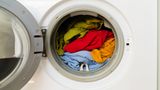 3. Mythos: Wer die Waschmaschine nicht voll belädt, verschwendet Strom und Wasser  Ein klares Jein! Halbwegs moderne Waschmaschinen können mit Sensoren feststellen, wieviel Wäsche sich in der Trommel befindet und regeln danach dann die Wasser und Strommenge. Doch selbst wer eine alte Waschmaschine hat, sollte sie nicht immer randvoll stopfen - seiner Wäsche zuliebe. Je dichter die Wäsche gepackt ist, desto mehr reibt sie während des Waschgangs aneinander, was mittelfristig zur Beschädigungen der Fasern führt. Offene Reißverschlüsse wirken in der Trommel wie Sägeblätter. Eine Füllung von knapp 90 Prozent ist ideal.
