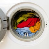 3. Mythos: Wer die Waschmaschine nicht voll belädt, verschwendet Strom und Wasser  Ein klares Jein! Halbwegs moderne Waschmaschinen können mit Sensoren feststellen, wieviel Wäsche sich in der Trommel befindet und regeln danach dann die Wasser und Strommenge. Doch selbst wer eine alte Waschmaschine hat, sollte sie nicht immer randvoll stopfen - seiner Wäsche zuliebe. Je dichter die Wäsche gepackt ist, desto mehr reibt sie während des Waschgangs aneinander, was mittelfristig zur Beschädigungen der Fasern führt. Offene Reißverschlüsse wirken in der Trommel wie Sägeblätter. Eine Füllung von knapp 90 Prozent ist ideal.