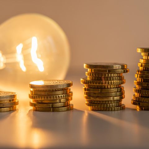 11. Mythos: Licht an- und aus zu schalten spart keinen Strom  Ein Mythos aus den frühen Tagen der Energiesparlampen, der sich mitunter bis heute hält. Die ersten Energiesparlampen hatten eine eher geringe sogenannte Schaltfestigkeit. Häufiges ein- und ausschalten verkürzte die Lebensdauer der Birne erheblich. Zumal die frühen Modelle auch recht lange zum Aufbau der vollen Leuchtkraft benötigten. Moderne Sparlampen, Hologenlampen und LEDs haben dieses Manko nicht. Hier gilt: Licht aus, spart sofort Strom. 