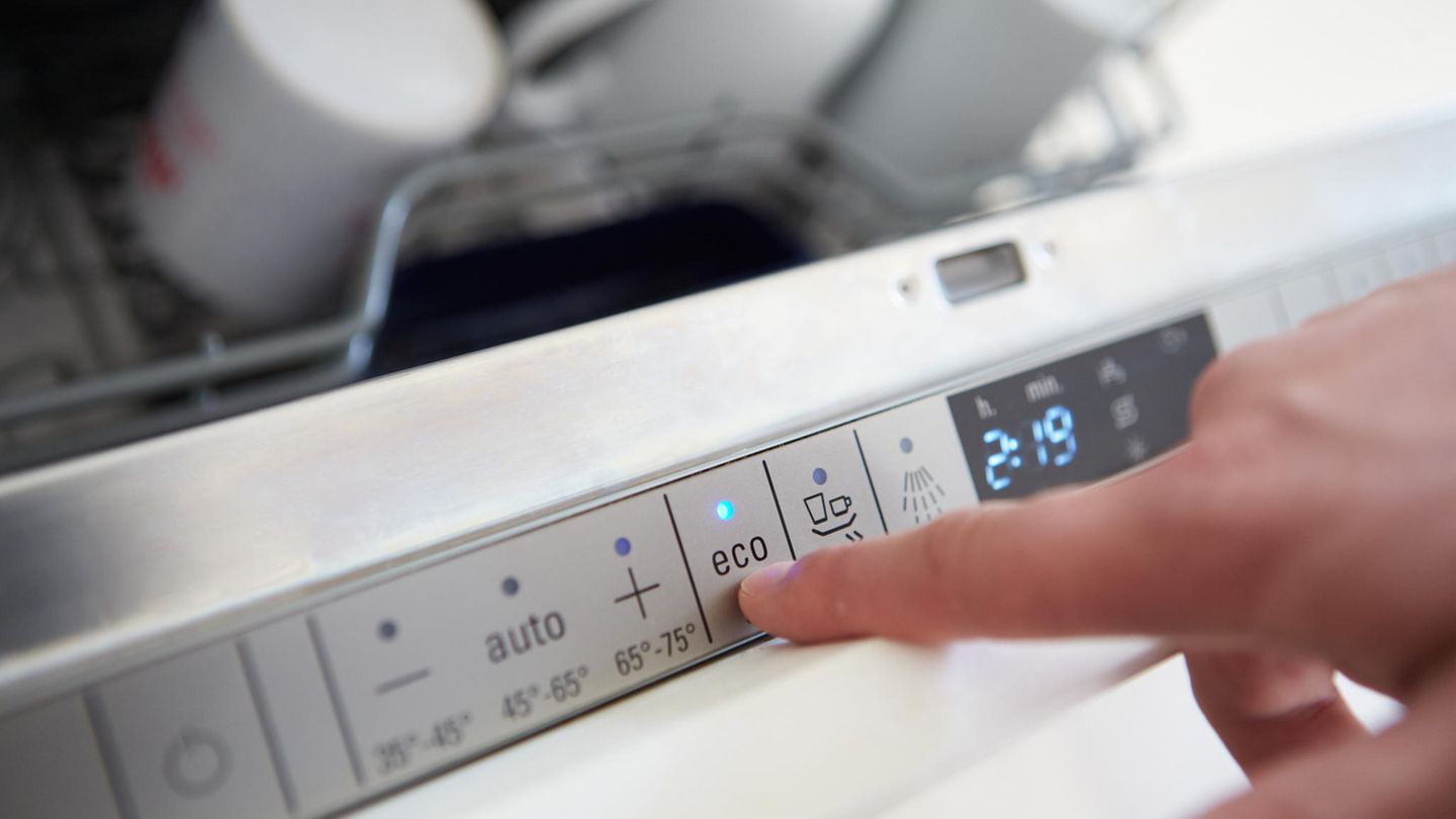 Strom, Wasser und Wärme: 12. Mythos: Handwäsche ist sparsamer als Geschirrspüler Erstaunlicherweise ist das ein Trugschluss. Auch wenn das Eco-Programm eines Geschirrspülers fast vier Stunden benötigt, verbraucht die Maschine weniger Wasser und Strom, als die Handwäsche der gleichen Geschirrmenge. Das hat eine Studie im Auftrag des Bundeswirtschaftsministeriums ergeben. Während eine voll gefüllte Maschine im Eco-Betrieb rund 15 Liter Wasser verbraucht, sind es bei der Handwäsche um die 46 Liter. Auch der Stromverbrauch fällt geringer. Auf einem anderen Blatt steht natürlich die Ökobilanz generell. Ein Geschirrspüler verbraucht bei der Herstellung schließlich sehr viel mehr Ressourcen als eine Spülbürste. 12. Mythos: Handwäsche ist sparsamer als Geschirrspüler Erstaunlicherweise ist das ein Trugschluss. Auch wenn das Eco-Programm eines Geschirrspülers fast vier Stunden benötigt, verbraucht die Maschine weniger Wasser und Strom, als die Handwäsche der gleichen Geschirrmenge. Das hat eine Studie im Auftrag des Bundeswirtschaftsministeriums ergeben. Während eine voll gefüllte Maschine im Eco-Betrieb rund 15 Liter Wasser verbraucht, sind es bei der Handwäsche um die 46 Liter. Auch der Stromverbrauch fällt geringer. Auf einem anderen Blatt steht natürlich die Ökobilanz generell. Ein Geschirrspüler verbraucht bei der Herstellung schließlich sehr viel mehr Ressourcen als eine Spülbürste.