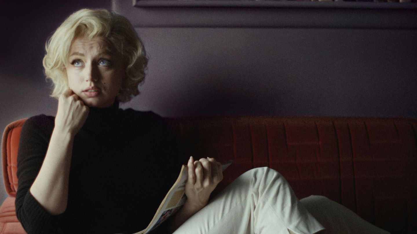 "Blond" mit Ana de Armas als Marilyn Monroe sitzt auf einer Couch und schaut nach oben