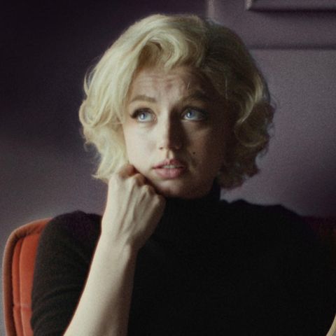 "Blond" mit Ana de Armas als Marilyn Monroe sitzt auf einer Couch und schaut nach oben