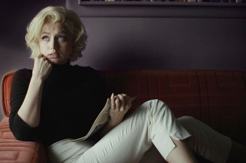 "Blond" mit Ana de Armas als Marilyn Monroe sitzt auf einer Couch und schaut nach oben