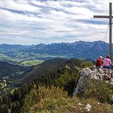 Am Besler, Deutschland: Abenteuer im Allgäu Diese Bergwanderung zum Besler, die zu den anspruchsvolleren Touren unserer Auswahl gehört, wird von einem kurzen Klettersteig gekrönt. Vom Riedbergpass geht es zunächst auf Forstwegen aufwärts zur Alpe Schönberg und bis zum aussichtsreichen Gipfelplateau, wo sich auch Gemsen tummeln können. Die letzten der 460 zu überwindenden Höhenmeter können auch in der Vertikalen mit eisernen Steighilfen im Fels zurückgelegt werden - allerdings ist Sicherung empfohlen.  Infos: www.allgaeu-ausfluege.de, www.acht-seligkeiten.de/AVWanderweb.html,