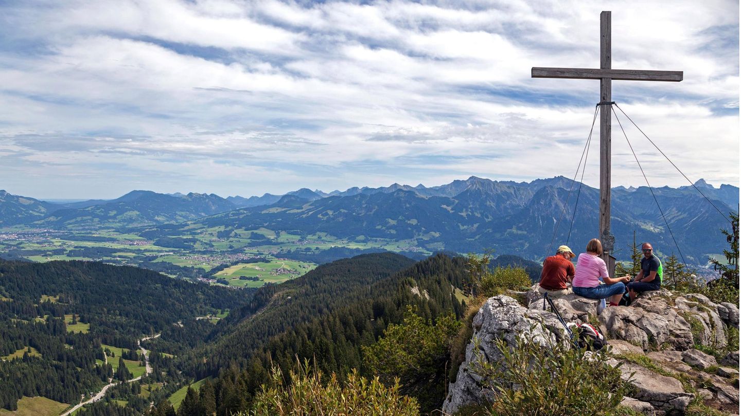 Am Besler, Deutschland: Abenteuer im Allgäu Diese Bergwanderung zum Besler, die zu den anspruchsvolleren Touren unserer Auswahl gehört, wird von einem kurzen Klettersteig gekrönt. Vom Riedbergpass geht es zunächst auf Forstwegen aufwärts zur Alpe Schönberg und bis zum aussichtsreichen Gipfelplateau, wo sich auch Gemsen tummeln können. Die letzten der 460 zu überwindenden Höhenmeter können auch in der Vertikalen mit eisernen Steighilfen im Fels zurückgelegt werden - allerdings ist Sicherung empfohlen.  Infos: www.allgaeu-ausfluege.de, www.acht-seligkeiten.de/AVWanderweb.html,