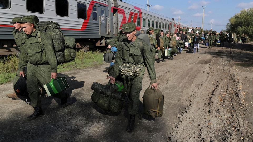 Russische Rekruten gehen auf einem Bahnhof in der russischen Region Wolgograd zum Zug