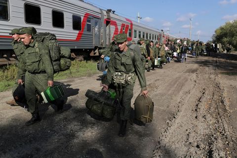 Russische Rekruten gehen auf einem Bahnhof in der russischen Region Wolgograd zum Zug