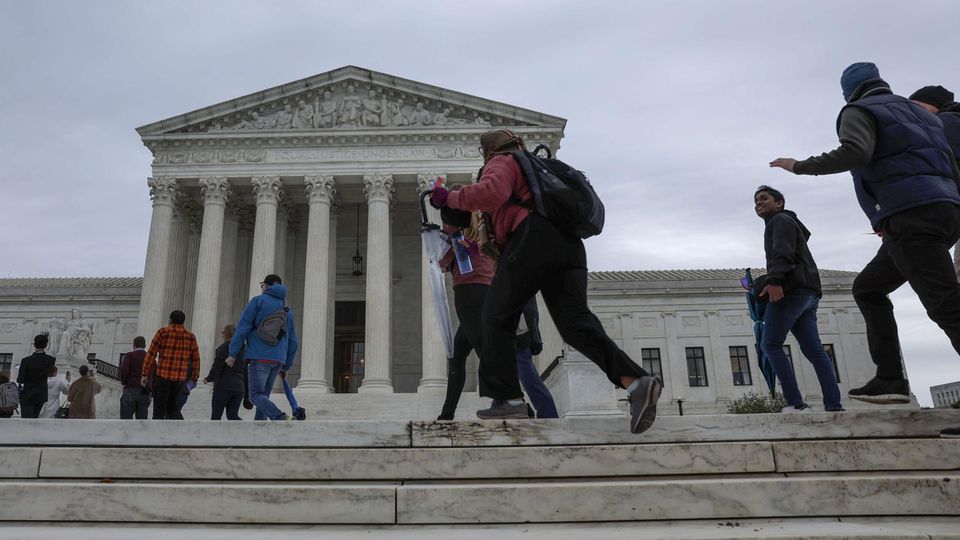 Menschen eilen in den Supreme Court der USA in Washington D.C.