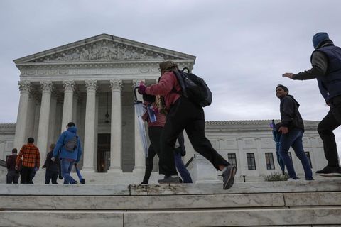 Menschen eilen in den Supreme Court der USA in Washington D.C.