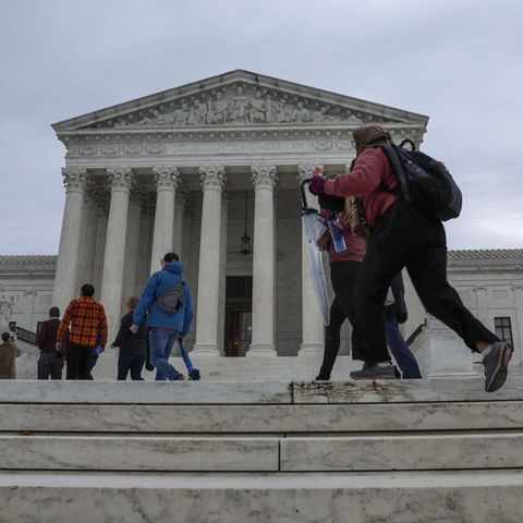 Menschen eilen in den Supreme Court der USA in Washington D.C.