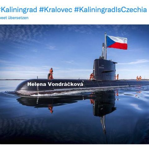Ein U-Boot mit einer tschechischen Fahne mit dem Namen der Sängerin Helena Vondráčková darauf