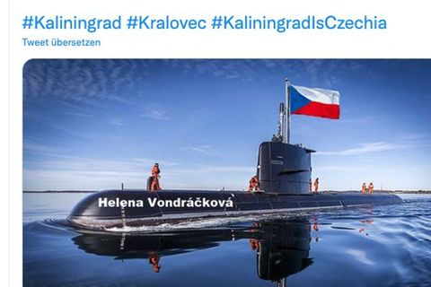 Ein U-Boot mit einer tschechischen Fahne mit dem Namen der Sängerin Helena Vondráčková darauf