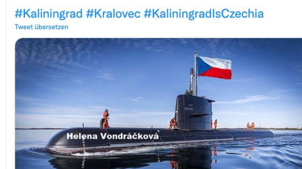 Ein U-Boot mit einer tschechischen Fahne mit dem Namen der Sängerin Helena Vondráčková darauf