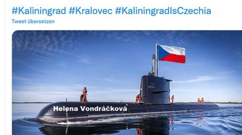 Ein U-Boot mit einer tschechischen Fahne mit dem Namen der Sängerin Helena Vondráčková darauf