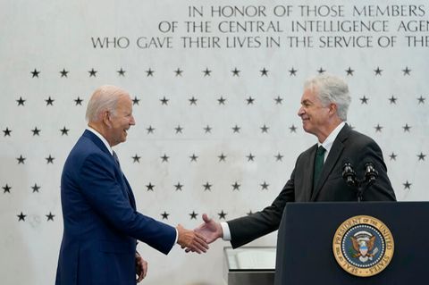 US-Präsident Joe Biden schüttelt dem CIA-Direktor William Burns die Hand - es geht um den Ukraine-Krieg