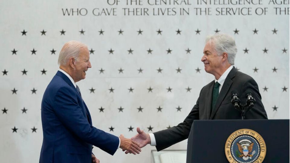 US-Präsident Joe Biden schüttelt dem CIA-Direktor William Burns die Hand - es geht um den Ukraine-Krieg
