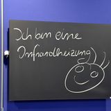 Infrarotheizung  Eine weitere elektrische Heizmöglichkeit ist die Infrarotheizung. Sie kann in Form einer Platte (Kosten ab 100 Euro) an der Wand angebracht werden und strahlt Wärme in den Raum ab. Das ist leise und im Dauerbetrieb möglich. Allerdings erbringt eine Infrarotheizung laut Warentest nur ein Drittel bis die Hälfte der Heizleistung eines Radiators. Um die gleiche Wärmewirkung zu erzielen, braucht man entsprechend mehr Platten und kommt so bei ähnlichen Stromkosten raus.