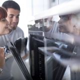 Nicht geeignet   Warum nicht einfach Wärme mit Elektrogeräten erzeigen, die man eh im Haus hat? Bügeleisen, Fön, Backofen, Elektrogrill oder Kochplatte brauchen je Heizleistung auch nicht mehr Strom als Heizstrahler oder Radiator. Trotzdem keine gute Idee, schreiben die Warentest-Experten. Die Geräte sind in der Regel nicht für Dauerbetrieb geeignet oder bringen erhebliche Unfallgefahren mit sich. Zudem lassen sie sich nicht mit Thermostaten regulieren.