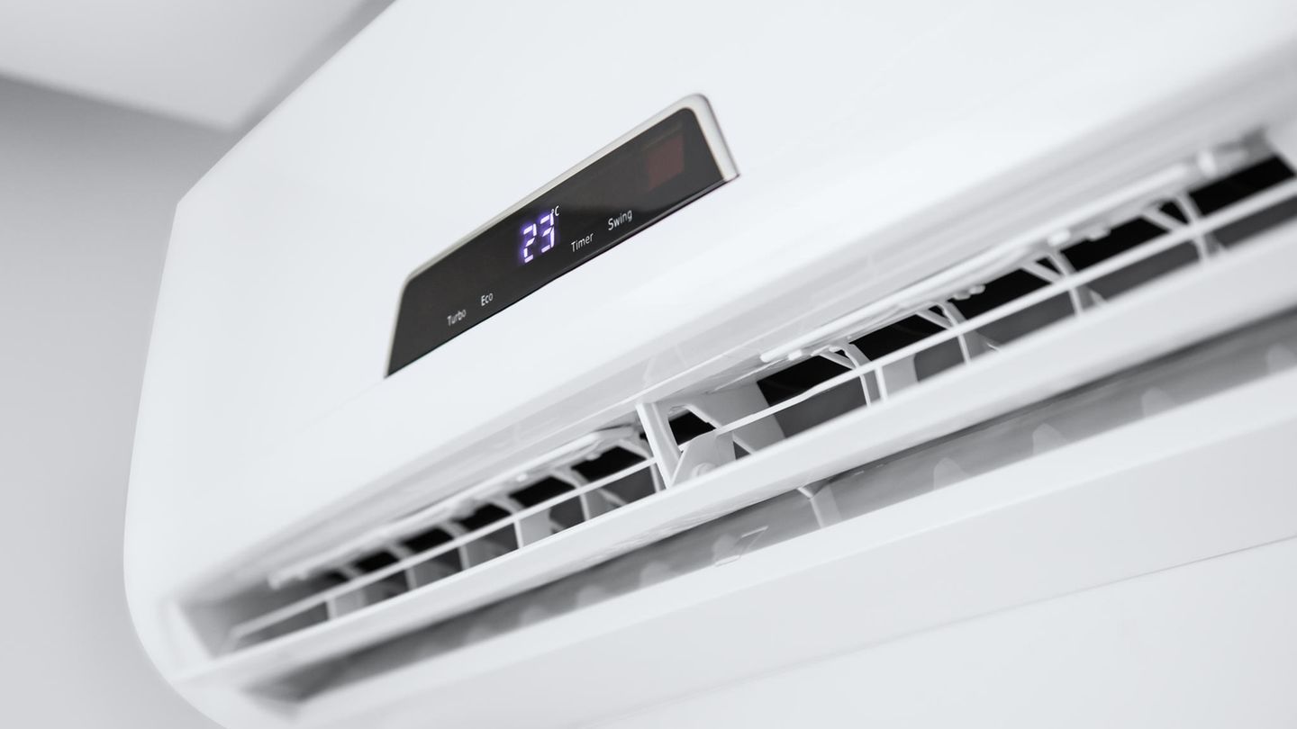 Warm durch den Winter: Klimaanlage Deutlich effizienter als Heizlüfter und Co. arbeitet eine Klimaanlage mit Wärmepumpe. Bei einem Verbrauch von 600 Watt kostet es laut Warentest-Modell nur etwa 20 Cent je Stunde, um die Wohnzimmertemperatur von 16 auf 20 Grad zu steigern. Das Problem: Anschaffung und Installation durch einen Profi (sofern man einen bekommt), kosten leicht ein paar Tausend Euro. Zudem bedeutet das Ganze einen baulichen Aufwand samt Löcher durch die Außenwand, der nicht immer möglich oder erlaubt ist. Klimaanlage Deutlich effizienter als Heizlüfter und Co. arbeitet eine Klimaanlage mit Wärmepumpe. Bei einem Verbrauch von 600 Watt kostet es laut Warentest-Modell nur etwa 20 Cent je Stunde, um die Wohnzimmertemperatur von 16 auf 20 Grad zu steigern. Das Problem: Anschaffung und Installation durch einen Profi (sofern man einen bekommt), kosten leicht ein paar Tausend Euro. Zudem bedeutet das Ganze einen baulichen Aufwand samt Löcher durch die Außenwand, der nicht immer möglich oder erlaubt ist.