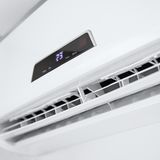 Klimaanlage  Deutlich effizienter als Heizlüfter und Co. arbeitet eine Klimaanlage mit Wärmepumpe. Bei einem Verbrauch von 600 Watt kostet es laut Warentest-Modell nur etwa 20 Cent je Stunde, um die Wohnzimmertemperatur von 16 auf 20 Grad zu steigern. Das Problem: Anschaffung und Installation durch einen Profi (sofern man einen bekommt), kosten leicht ein paar Tausend Euro. Zudem bedeutet das Ganze einen baulichen Aufwand samt Löcher durch die Außenwand, der nicht immer möglich oder erlaubt ist.