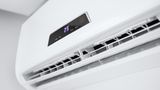 Klimaanlage  Deutlich effizienter als Heizlüfter und Co. arbeitet eine Klimaanlage mit Wärmepumpe. Bei einem Verbrauch von 600 Watt kostet es laut Warentest-Modell nur etwa 20 Cent je Stunde, um die Wohnzimmertemperatur von 16 auf 20 Grad zu steigern. Das Problem: Anschaffung und Installation durch einen Profi (sofern man einen bekommt), kosten leicht ein paar Tausend Euro. Zudem bedeutet das Ganze einen baulichen Aufwand samt Löcher durch die Außenwand, der nicht immer möglich oder erlaubt ist.