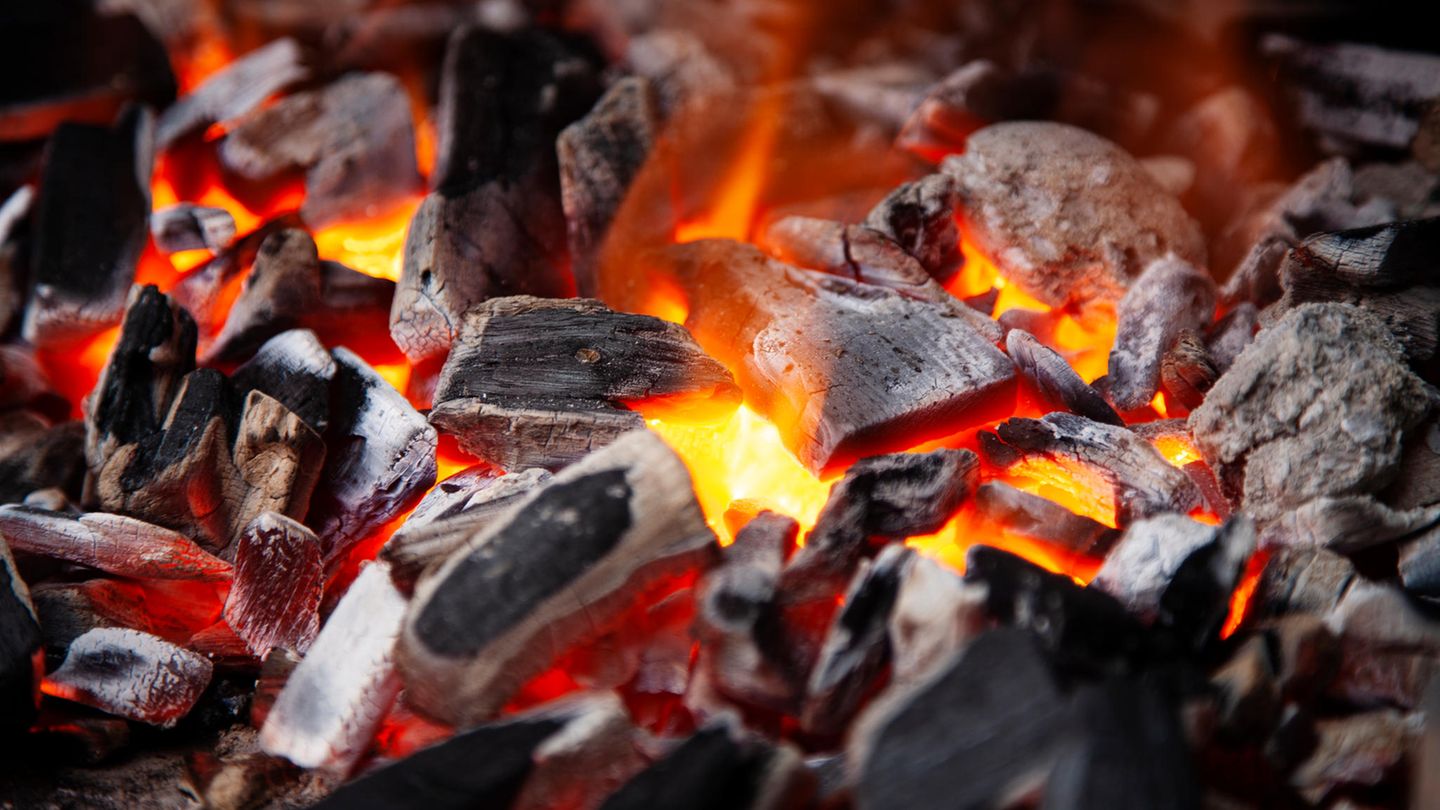 Achtung, Lebensgefahr  Noch gefährlicher als elektrische Notlösungen sind Dinge wie Gas-Heizpilze oder Camping-Gaskocher, die nur für draußen gedacht sind. Und wer auf die Idee kommt, seinen Holzkohlegrill als Zimmerheizung zu benutzen, dem droht eine tödliche Kohlenmonoxid-Vergiftung. Den ganzen Artikel der Stiftung Warentest zum Thema elektrisch Heizen finden Sie hier.