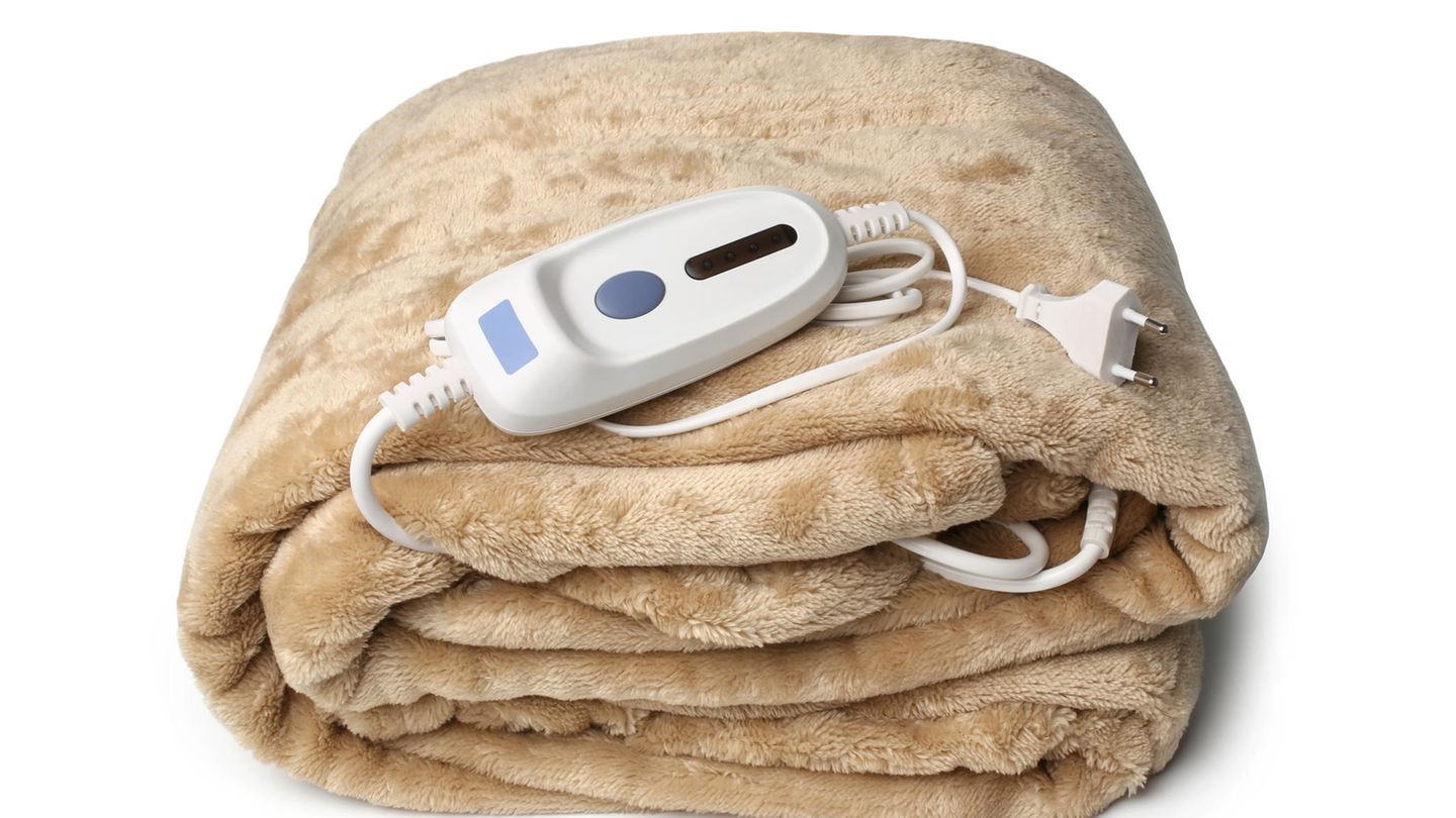 Warm durch den Winter: Heizdecke Als einfachste und günstigste Lösung empfiehlt Stiftung Warentest die gute alte Heizdecke. Sie kostet etwa 50 Euro beim Kauf und lediglich 3 Cent je Stunde im Betrieb. Heizt natürlich nur die Person, die sich in ihr eingemummelt hat, aber bei den Kosten ist auch noch eine zweite Decke locker drin. Heizdecke Als einfachste und günstigste Lösung empfiehlt Stiftung Warentest die gute alte Heizdecke. Sie kostet etwa 50 Euro beim Kauf und lediglich 3 Cent je Stunde im Betrieb. Heizt natürlich nur die Person, die sich in ihr eingemummelt hat, aber bei den Kosten ist auch noch eine zweite Decke locker drin.